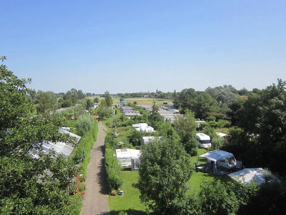Camping bovenaanzicht met groen gras